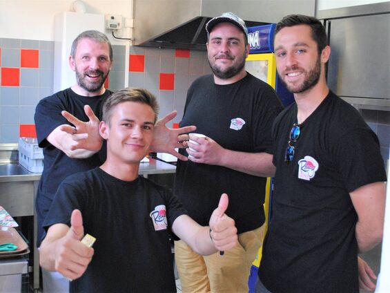 Quelques beaux sourires des sympathiques garçons bénévoles de "Roucy en fête".