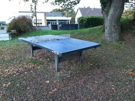 Table ping-pong sur terrain de jeux