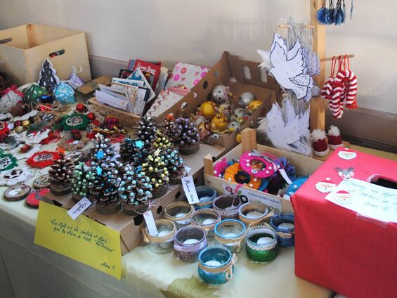 Chacun et chacune avaient exploité ses talents pour fabriquer de jolis objets décoratifs, y compris les élèves de l'école et les enfants de la mini-crèche.