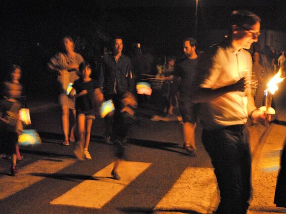 Il est temps d'allumer les lampions et de descendre joyeusement la route qui mène au terrain de foot pour admirer le traditionnel feu d'artifice enfin autorisé après deux ans de privations (crise sanitaire oblige).